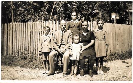 Na fotografiji iz leta 1947 so sin Anton, oče Anton, hči Zorka, mati Marija, hči Milka in sin Branko