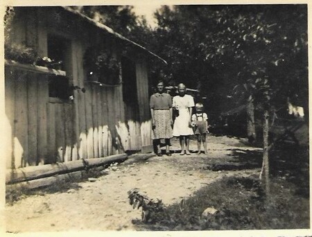 Klanjšek Antonija, Bruna in Branko v Šmihelu pred hišo leta 1954