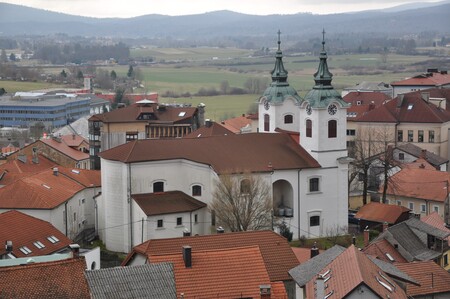 Sv. Štefan je stisnjen na obrobju Majlonta.
