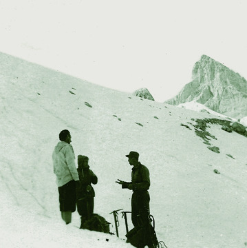 Člani odseka pri vzponu na Jalovec maja 1953; na desni je ustanovitelj odseka Jože Škodič.