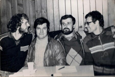 Komisija pri sprejemu med alpiniste v koči Mladika, 6. december 1980: Matjaž Lenassi, Franci Čeč, Bojan Kranjc in Boro Krivic. 