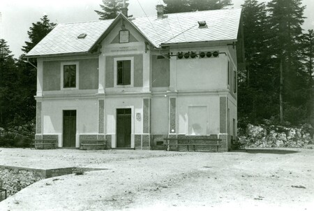 Prepihova rubrika Tu živimo se posveča stavbni dediščini na Postojnskem. Septembra beremo o stoletni zgodovini Pivke jame.