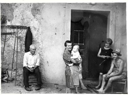 Luka in Viktorija Posega z vnukom pred hišo, desno snaha Dragica in sin Edo