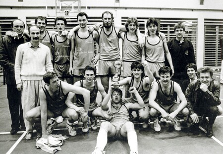 Postojnska ekipa je osvojila v sezoni 1988/1989 prvo mesto v prvi slovenski košarkarski ligi
